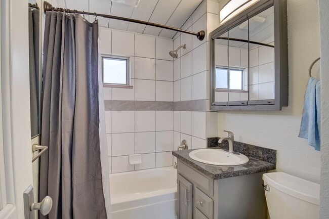 Building Photo - 918 S Arcadia St