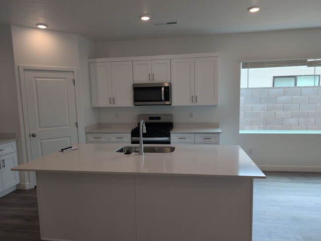 Building Photo - Beautiful 3-Bed Townhome with Amazing Amen...