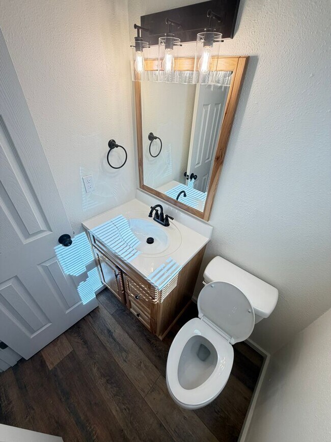 Building Photo - 2 Bedroom Town House!