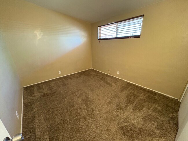 Building Photo - 3 Bedrooms 2 Bath Eastside Rental