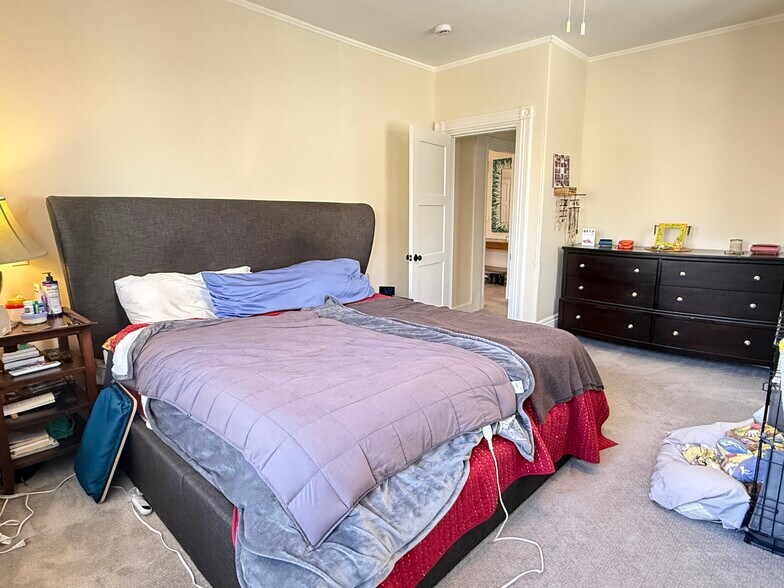 Building Photo - 162 Babcock St