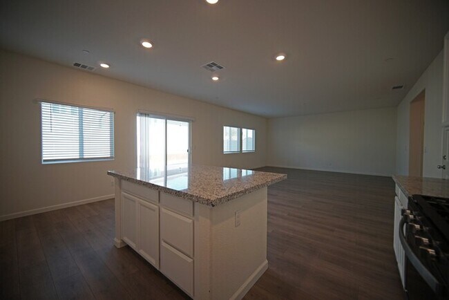 Building Photo - Beautiful 4 Bedroom PLUS office / den in Natomas!