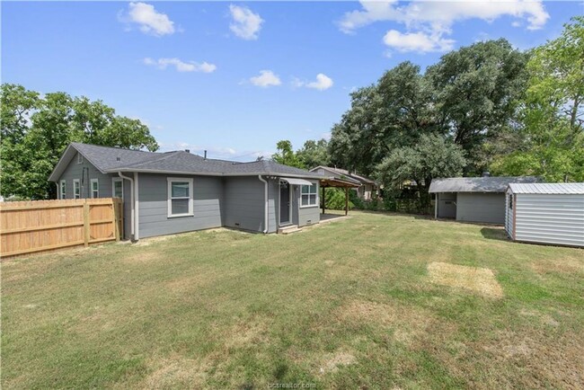 Building Photo - Available Now! Updated 3 Bedroom Home in B...