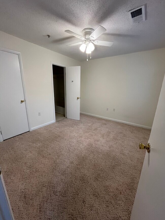 Building Photo - Don't Miss Out! 4 Bed 4 Bath! Washer/Dryer included!