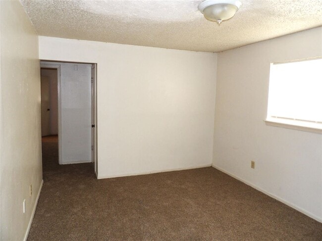 Building Photo - 6405 NW Oak Ave