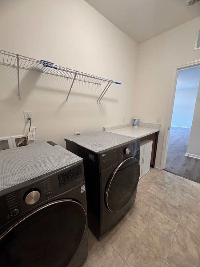 Building Photo - 4BR 2.5Bath Beauty in High Point