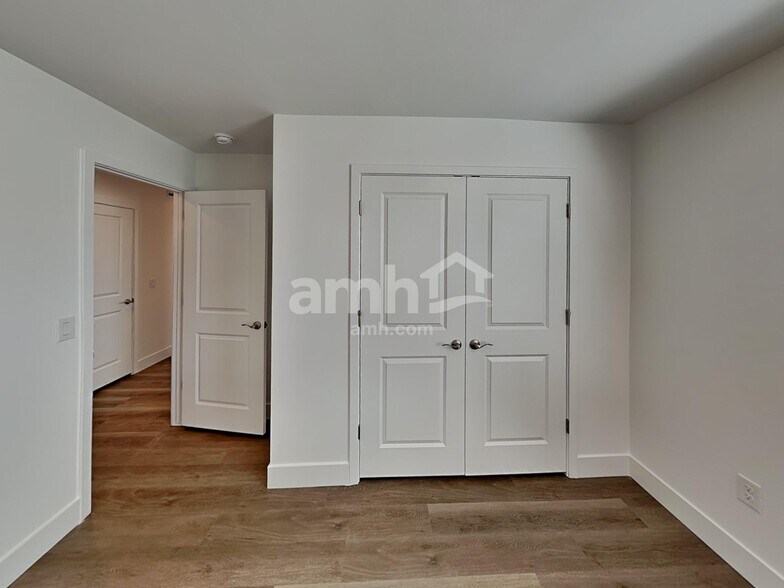 Building Photo - 9660 Harkes Dr