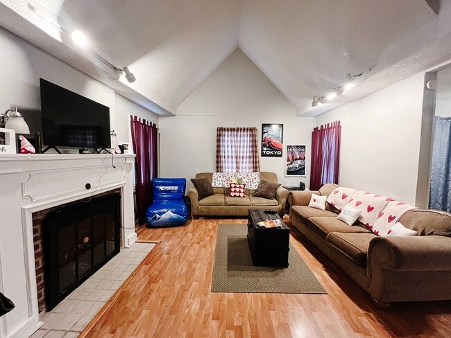 Building Photo - PRELEASING for AUGUST! Close to Campus