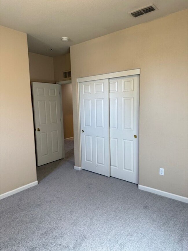 Building Photo - Gorgeous Natomas Condo