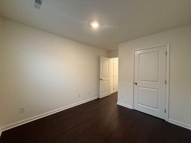 Building Photo - 4 Bedroom 2 Bathroom Home located in Greeneville, TN