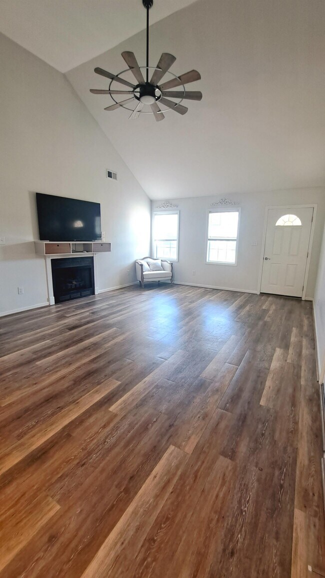 Building Photo - 312 S Tree Ct
