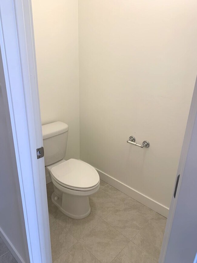 Building Photo - Move In & Get 2 Weeks Free! 3 Bed 2.5 Bath Townhome in West Haven