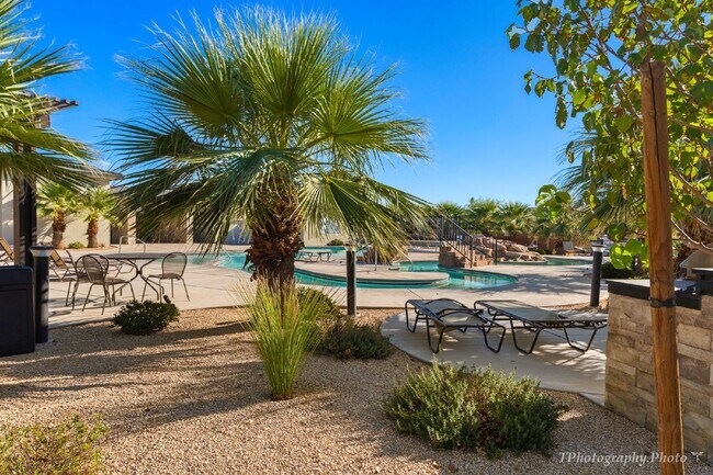 Building Photo - "Beautiful pet friendly 3-Bedroom, 2.5 Bat...