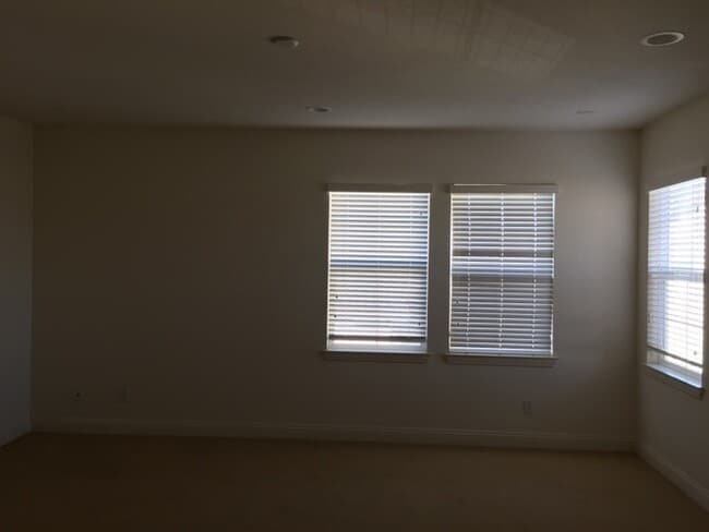 Building Photo - Manteca 4 Bedroom 1/2 bath 2 Car Garage ta...