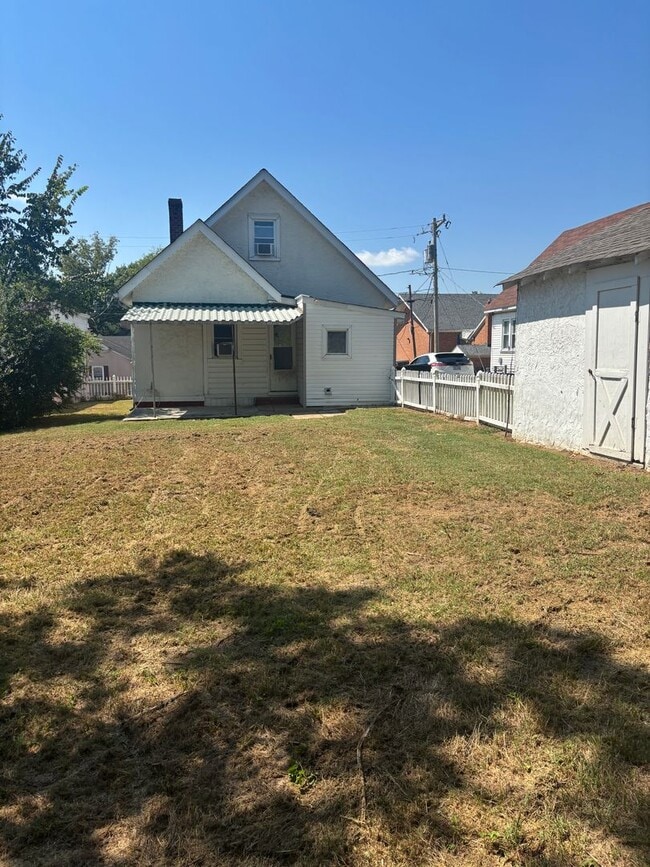 Building Photo - PRICE REDUCED! 3 Bedroom House