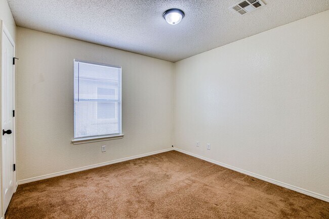 Building Photo - Near Ft. Bliss!