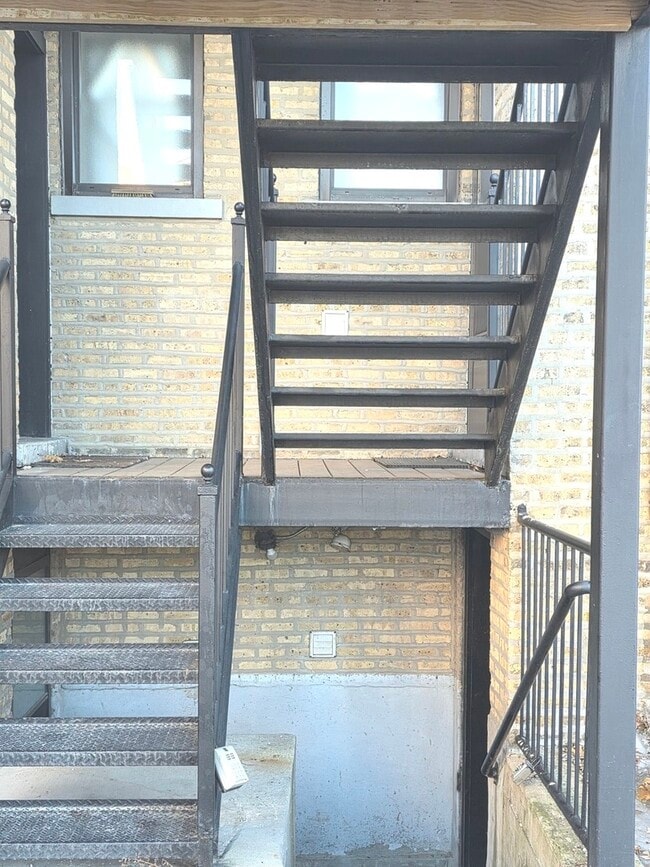 Building Photo - 2544 W Hollywood Ave