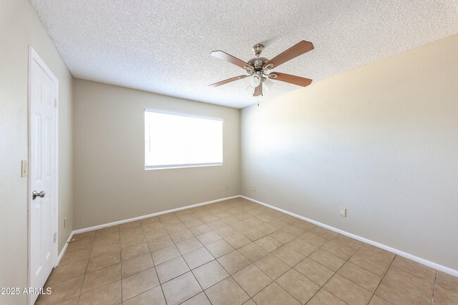 Building Photo - 6202 W Sunnyside Dr