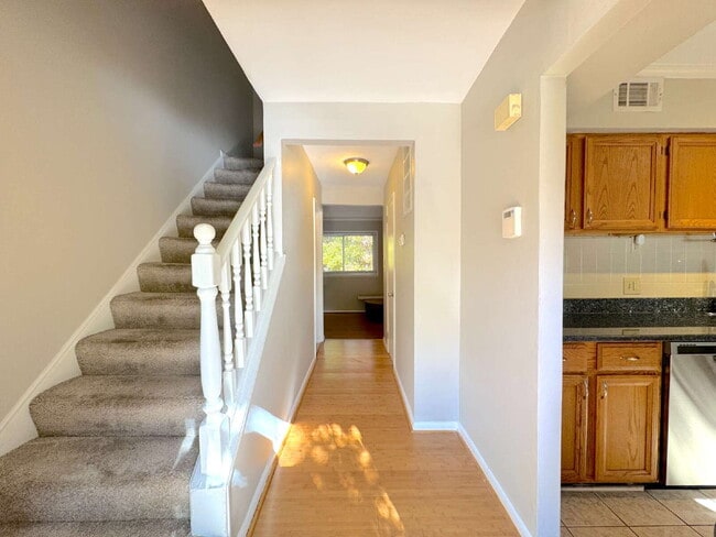 Building Photo - Charming Reston Townhome in a Prime Location