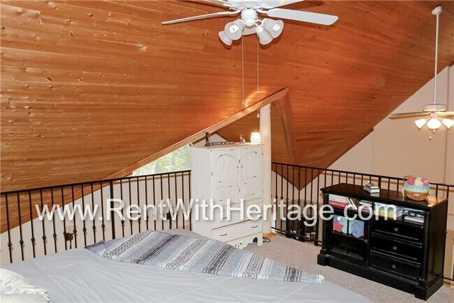 Building Photo - Charming Rustic Cabin Home on 2 Acres / Na...