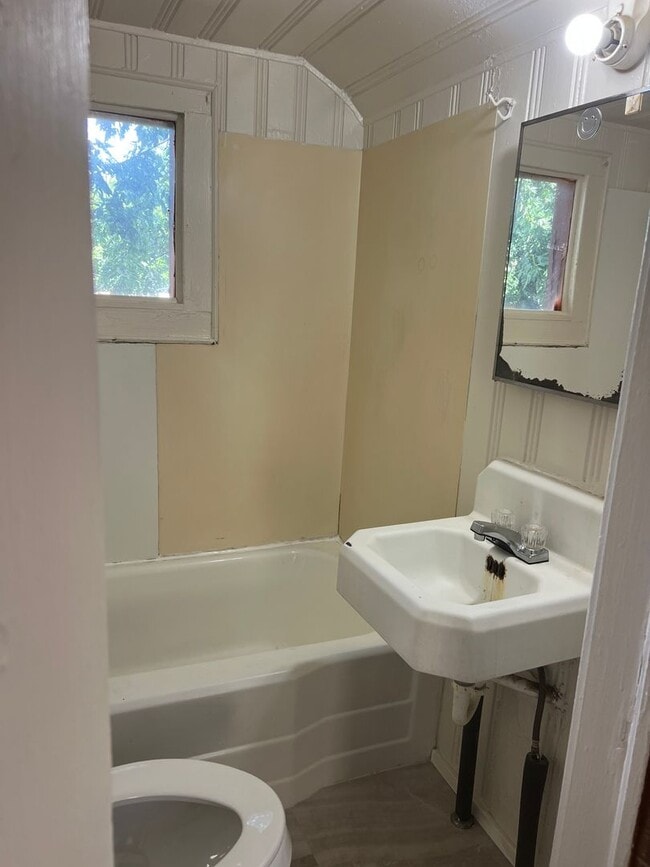 Building Photo - Studio Garage Apartment with Water/Trash/G...