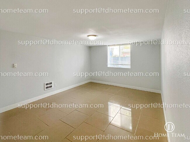 Building Photo - Modern and Spacious Duplex Rental in Tacoma's Desirable Location!