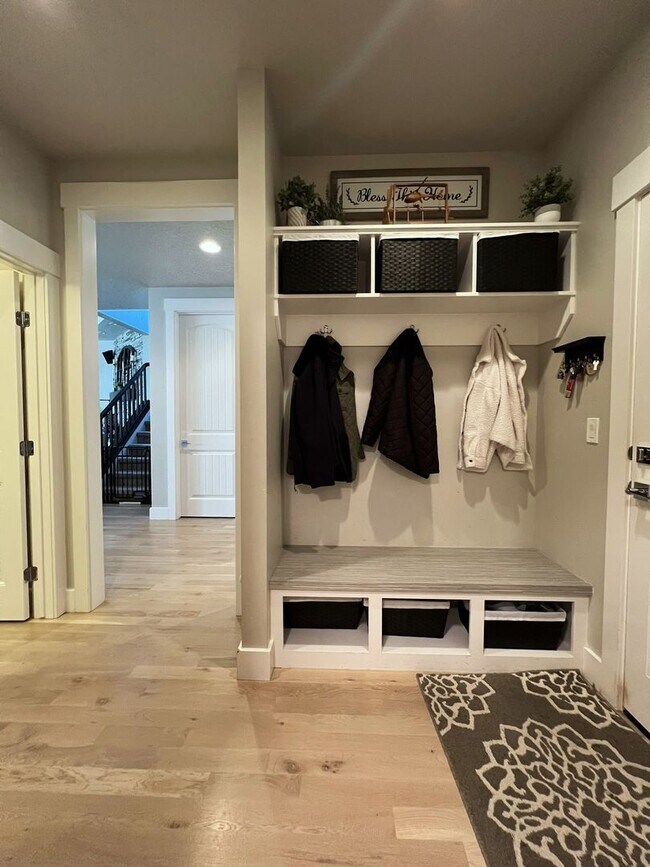 Building Photo - Beautiful custom built home with 4 bed 3.5...