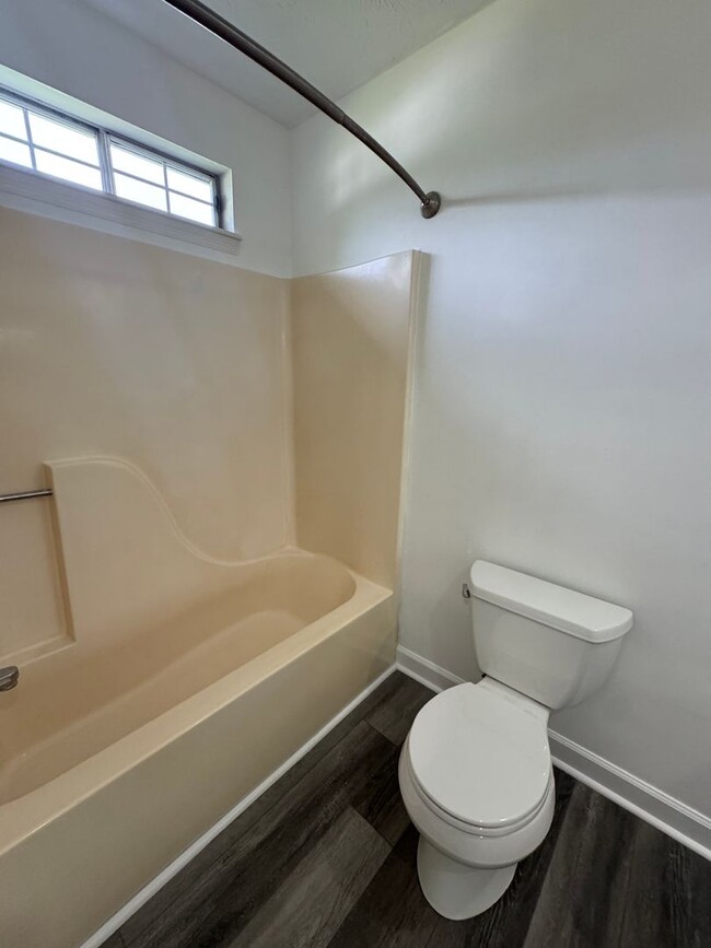 Building Photo - Conveniently Located 3 Bed 2.5 Bath Home i...