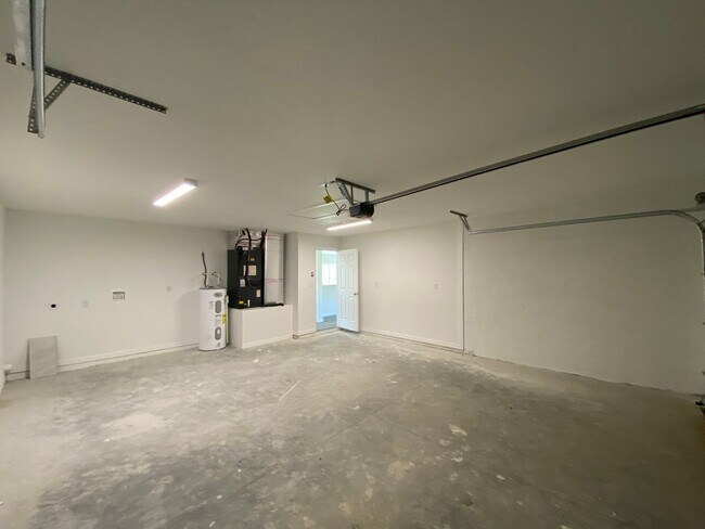 Building Photo - Desirable SE Neighborhood - 3/2/2 Silver Spring Shores **Available NOW**