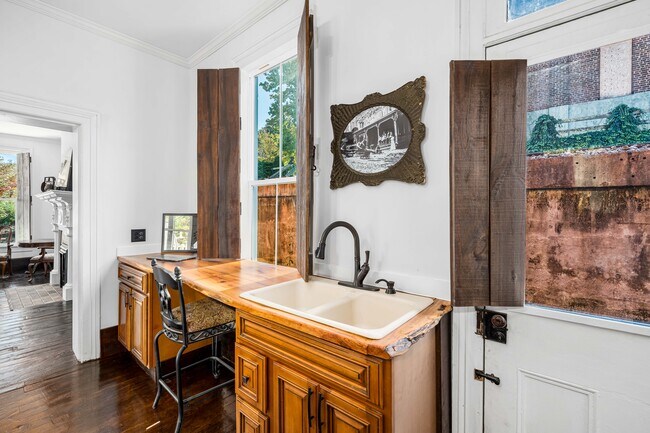 Building Photo - 120 S Cherokee St