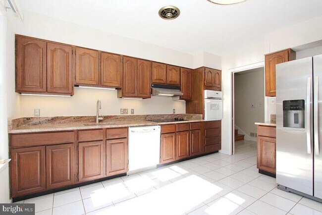 Building Photo - 6220 Robinwood Rd