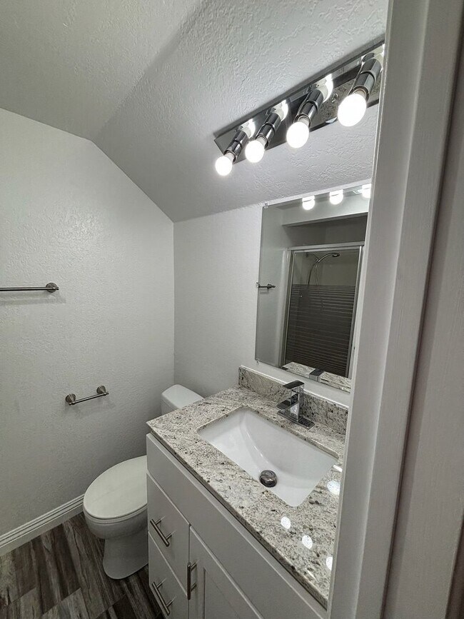 Building Photo - Large 3 Bedroom 3 Bathroom Condo for Rent