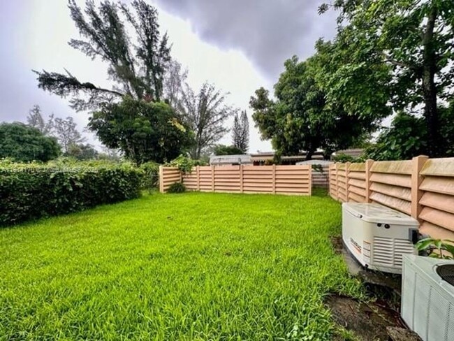 Building Photo - 7439 Twin Sabal Dr