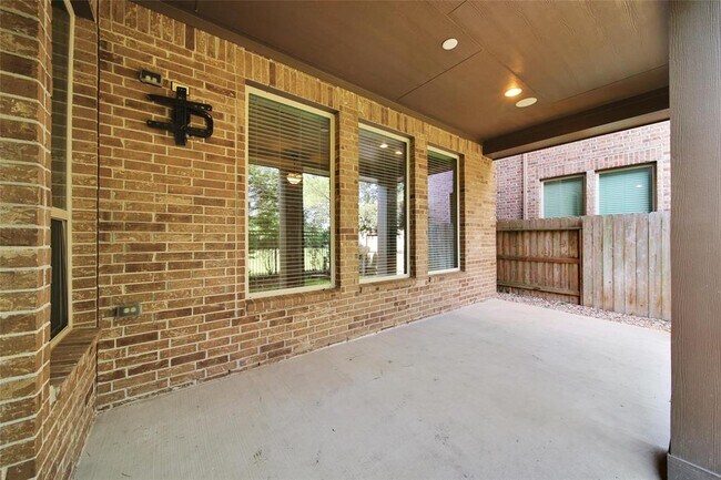 Building Photo - 18323 Parkview Point Dr