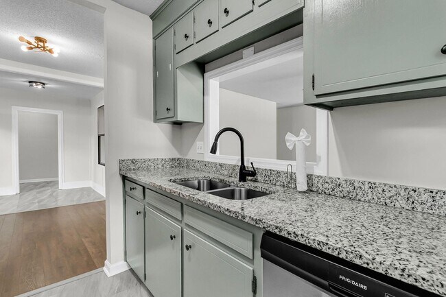 Building Photo - 216 Parlor Dr