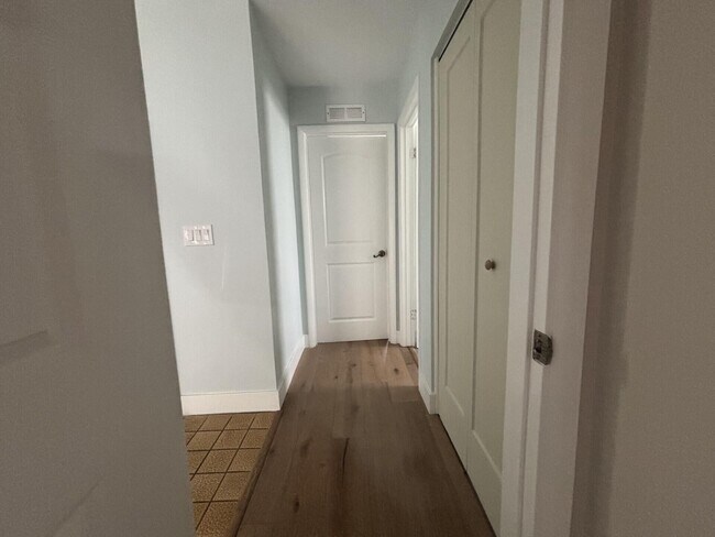 Building Photo - 1160 E 12th St