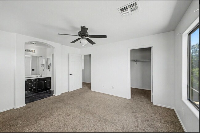 Building Photo - 542 E Bartlett Way