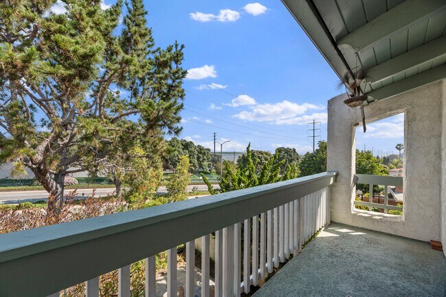 Building Photo - 516 Rosecrans Ave