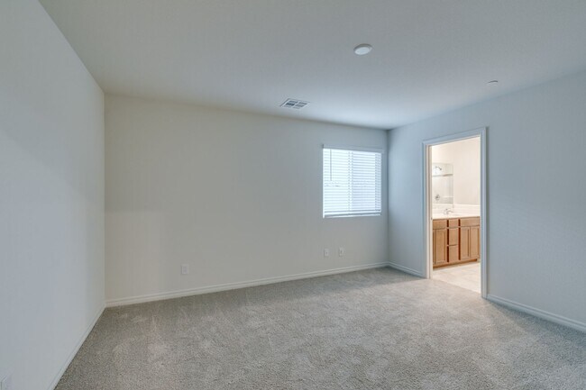 Building Photo - GORGEOUS TOWNHOME*UPGRADED*ALL APPLIANCES*...
