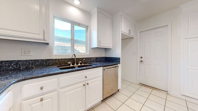 Building Photo - RANCHO CUCAMONGA UPDATED Family Home 4+2 A...