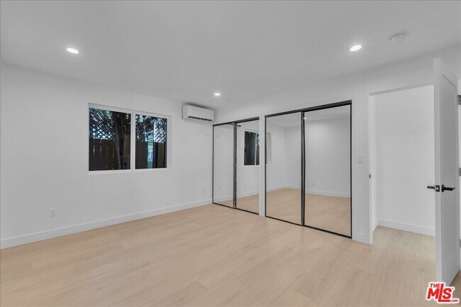 Building Photo - 6913 Encino Ave