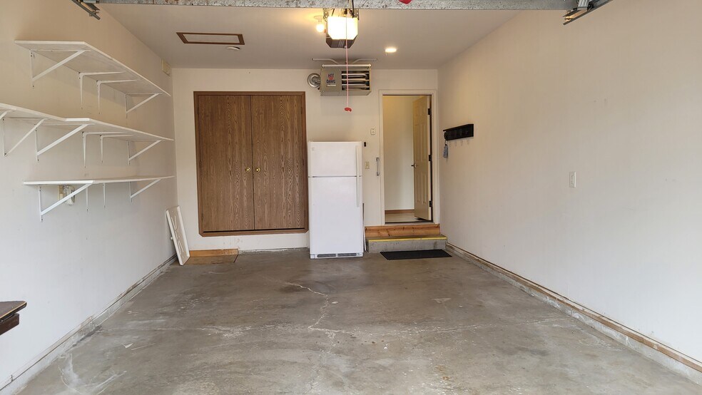 Building Photo - 240 N School St