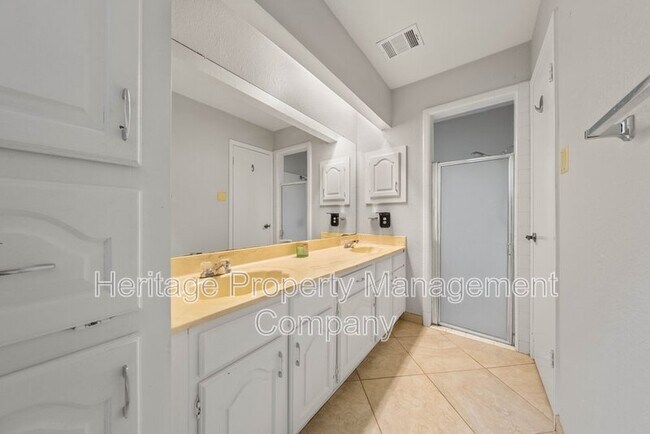Building Photo - 13906 N Hills Village Dr