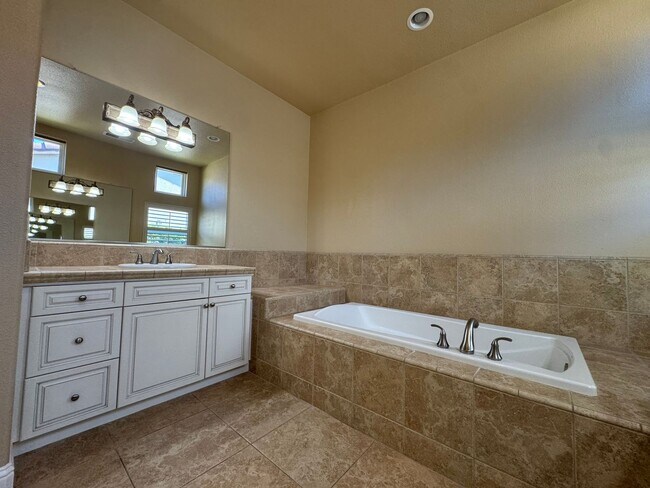 Building Photo - Welcome to the Quail Lake Gated Community!!!