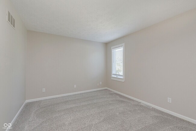 Building Photo - 3037 Golfview Dr