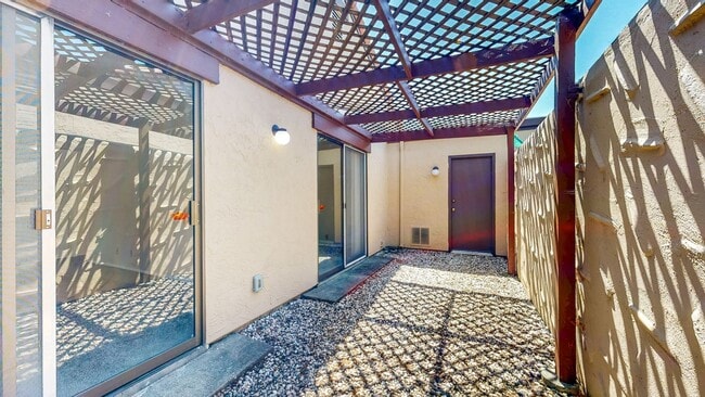 Building Photo - Bright and Beautiful 2 Bedroom 2 Full Bath...
