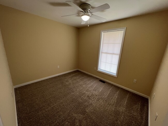 first bedroom with closet - 11810 White Pine Dr