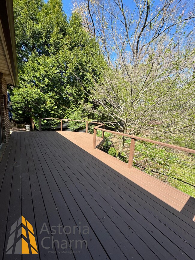 Building Photo - Spacious 5 Bedroom 3 Bath + Den Single Family Detached Home