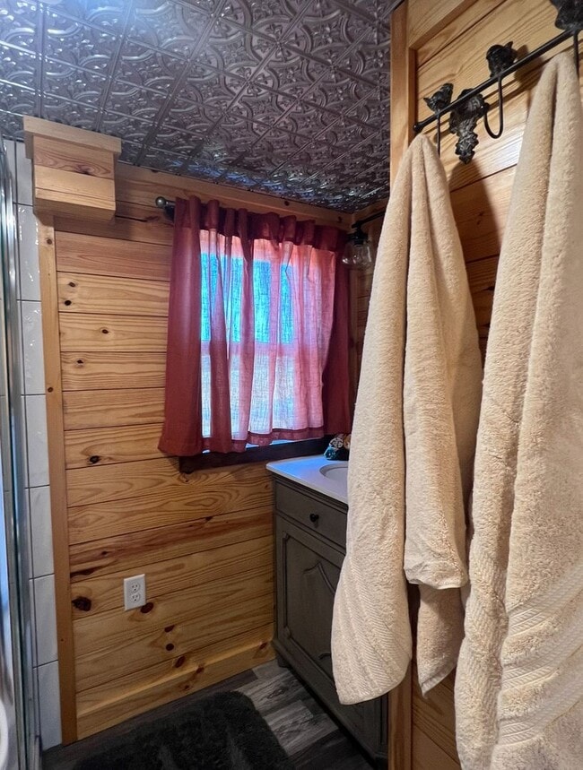 Building Photo - AIRBNB RENTAL ONLY - KARAGAN COTTAGE