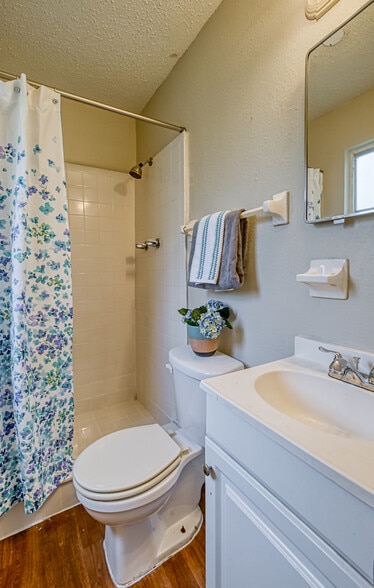 Building Photo - 2220 Eudine Dr W